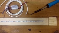 Board mit LED Transformator, Lötkolben, Kabel und LED Leiste